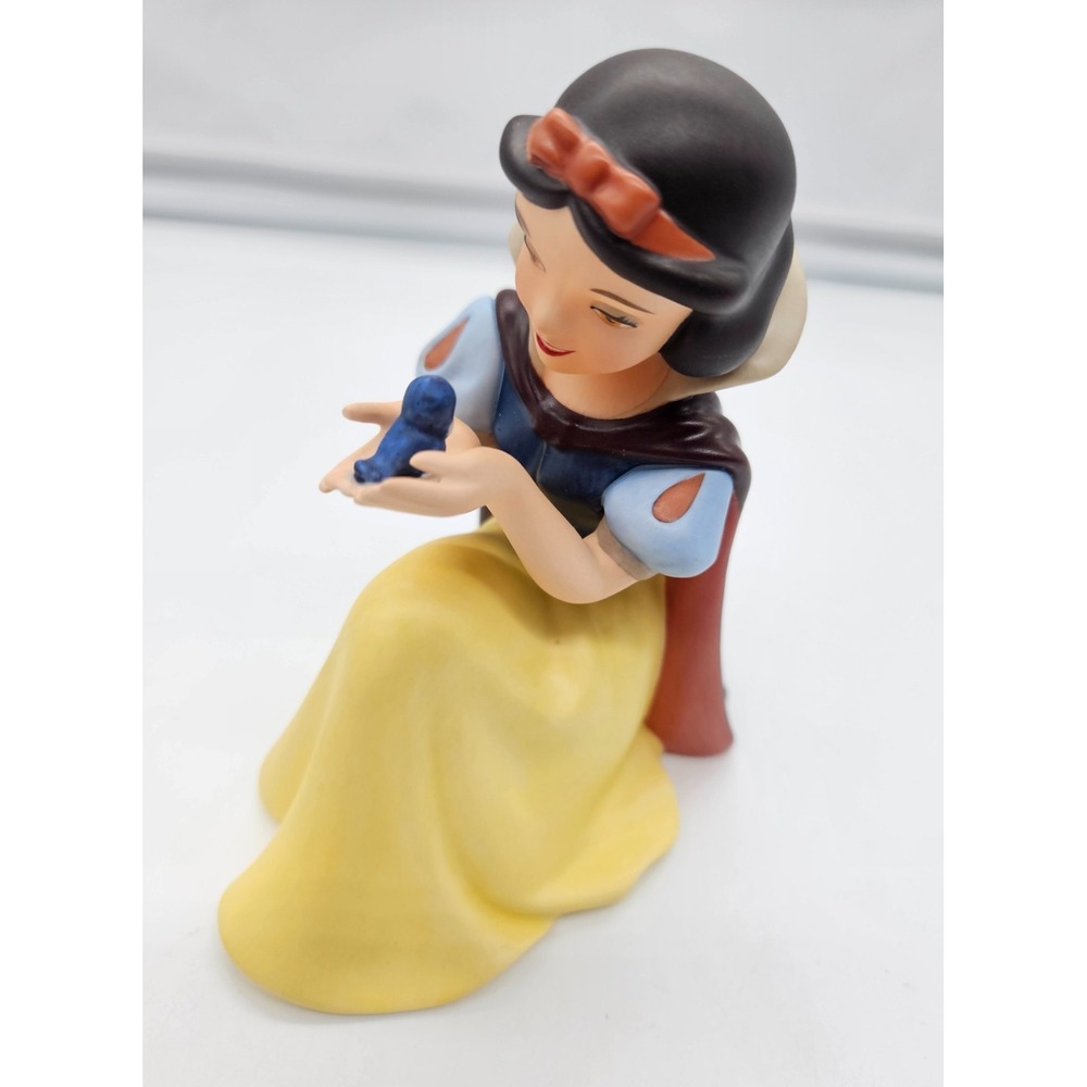Disney WDCC Snow White 65th Anniversary Won't You Smile for Me Figurine 2002